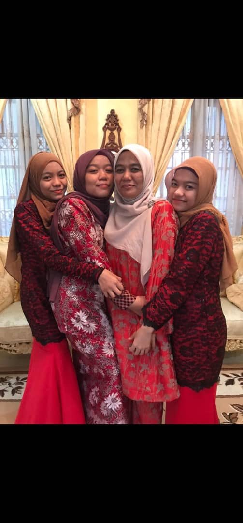 twolipshouse's tweet photo. Semua happy dengan tudung dari kami! Alhamdulilah ✨ Thank you #TLMuffins sebab sudi berootd and selfie dengan tudung dari @twolipshouse 💕 https://t.co/8YTDe8uF28