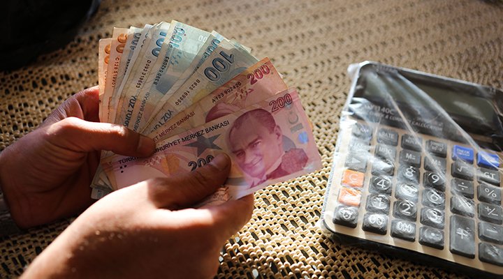 Vergiyi çaktırmadan alıyorlar

Son 15 günde 5 binden fazla ürüne ilave gümrük vergisi getirildi. Dün de gelir vergisine yeni bir dilim eklendi. 83 milyon yurttaş vergi yükü altında eziliyor ancak vergi ödediğini farkına varmıyor
bit.ly/2ZH7oXC