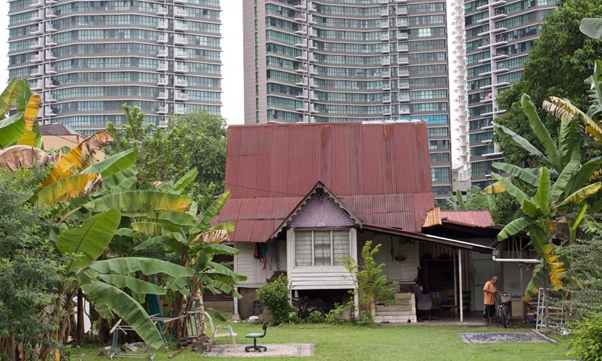 The traditional Malay house is more than just a romanticised past. It shows us that housing used to be ecologically & socially sensitive, and fosters a strong sense of community. It's sad when we think about how modern urbanisation has somehow given up on those principles. (5/n)