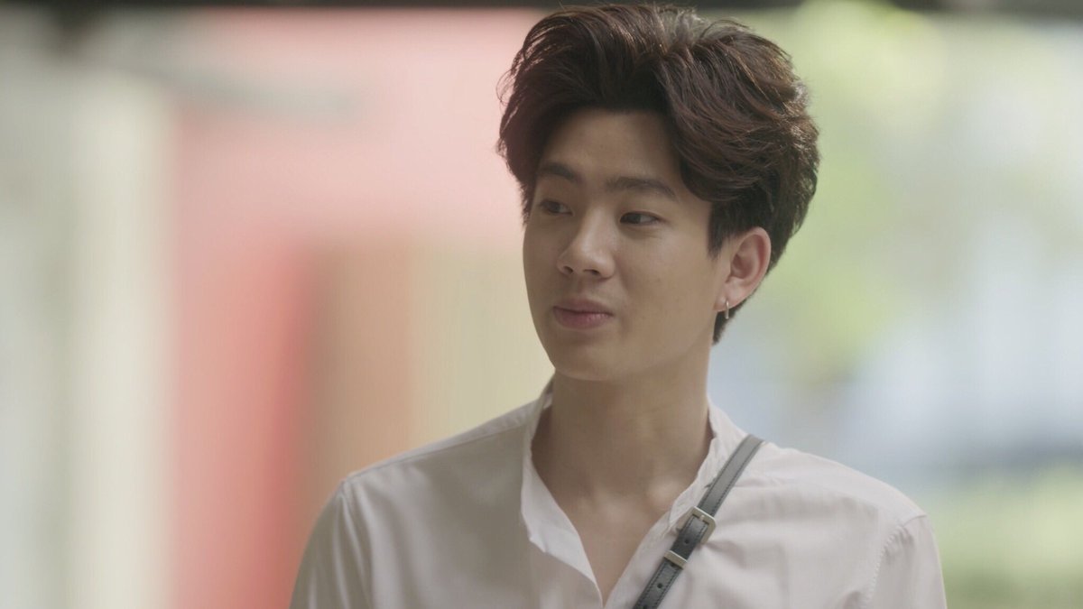 Or_SoBlue's tweet image. A: มึงๆ นั่นใครวะ ศิษย์เก่าโรงเรียนเหรอ?
B: ไม่รู้ ไม่เคยเห็นหน้าเลย มึงรู้จักไหมกัน?
G: หืม? อ่อ รู้ดิ ..ก็กูลืมเอาการบ้านมา เลยฝากพี่เค้าเอามาให้
B: พี่ชายมึงเหรอ? ไม่ยักรู้ว่ามึงมีพี่ชายเหรอขนาดนี้
A: ..พี่เค้ามีแฟนยังอะ?
G: มีแล้ว
.
.
G: ก็กูไง ..แฟนพี่เค้า
#เลิกเรียนเจอกันจะ