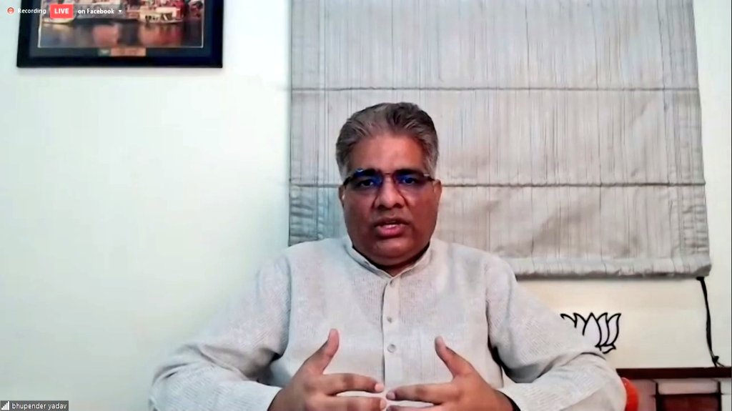 TheYadavPrince's tweet photo. • कल देर शाम @spmrfoundation द्वारा कोविड-19 वर्तमान की चुनौतियां तथा भविष्य के बदलाव' विषय पर आयोजित वेबिनार में विषय से जुड़े बिंदुओं पर मार्गदर्शन करते हुए मान.श्री @byadavbjp जी
साथ मे जोडने के लिए धन्यवाद श्री @anirbanganguly जी, श्री @shiwadwivedi जी 
• #IndiaFightsCorona https://t.co/I0NXi4lKlD