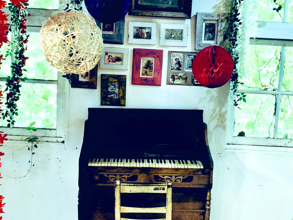 농촌의 폐교를 활용한 당진'아미미술관'에왔다.오래된 어린 시절의 책걸상,풍금소리..어린시절 그리움이 고스란히 남겨진 곳.