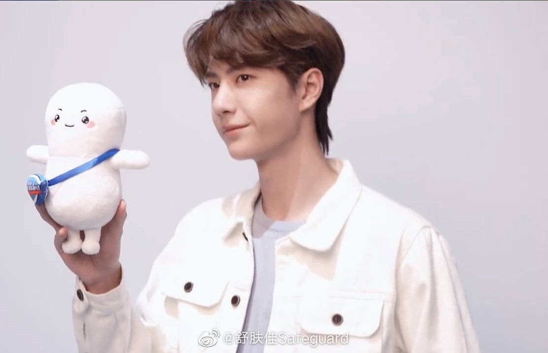 youku: look at the photos, guess what’s my boyfriend’s called — 来伊份 lyfen: you are talking nonsense, he’s clearly my boyfriend — 舒肤佳 safeguard: such a coincidence? i was hugged by yibo gege before too!