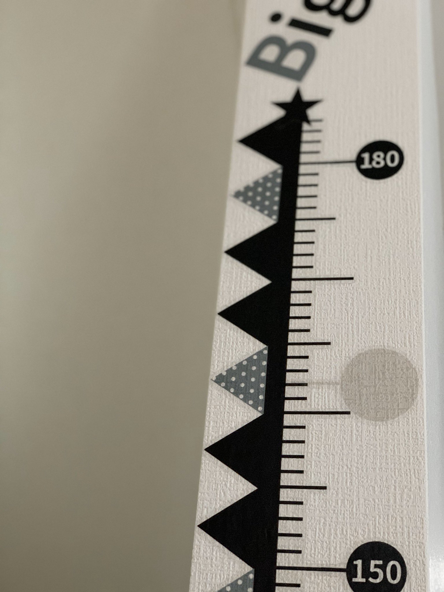 Twitter 上的 山本希望 映画でよく見る家の柱に身長記録してくあれ ずっと憧れてたけど柱に直接は出来ないからシール貼った のじょは162センチ T Co X5nj9nocbi Twitter