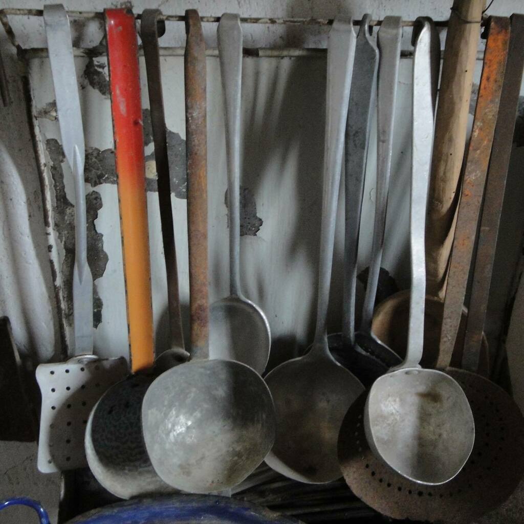 museoguatelli's tweet photo. LA CUCINA DELLE MERAVIGLIE / 3

Fra le stanze del museo Guatelli, in cui pareti, soffitto, scale e pavimenti, sono piani su cui le cose raccontano storie di quotidiano, di vita, di lavoro e ingegno, ne esiste una  la cui densità lascia stipiti: la “Stanza della cucina”. #wun… https://t.co/EcuQikxE4J