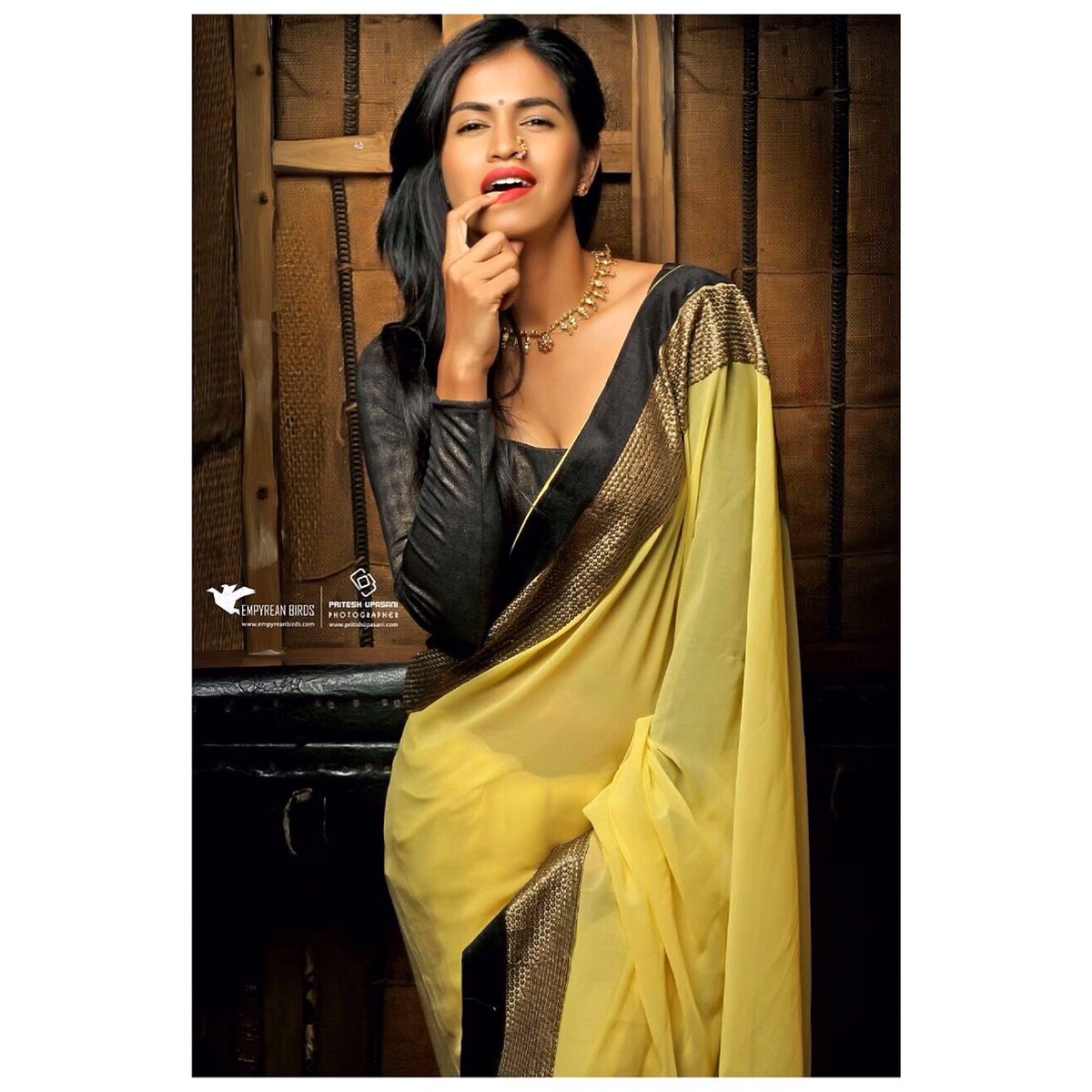 aarushivedikha's tweet photo. ❤️❤️❤️ #throwbackthursday 📸 @pritishupasaniphotography .
.
.
#marathilook #marathinath #bugadi #marathistyle #saree #bindi #marathimoli #indian #indiantradition #indiansaree #hotindiangirl #abhiman #nadkhula #dekhani #sangli #pune #mumbai #style #fashion #bangles #thumka https://t.co/TTeTrobixI