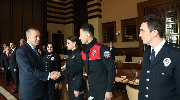 Polis teşkilatı son dönem peş peşe yaşanan şiddet vakalarıyla kamuoyunun tepkisini çekerken, Emniyet Genel Müdürlüğü’ne bağlı Polis Akademisi Başkanlığı’nın hazırladığı salgın raporunda başkanlık sistemine övgü yağdı
bit.ly/2ZVrsFZ