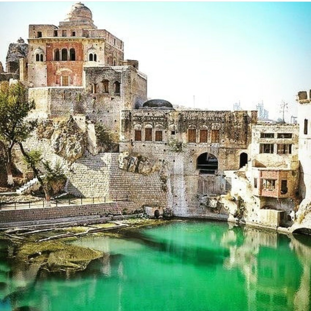   #threadKatas Raj Mandir - Glory of past, Ruin of the presentThis shiva Mandir located in Potohar Plateau of Punjab Pakistan,local name of this temple complex is Qila katas.The Hindu Shahis established hindu temple at Katas Raj from the mid 7th to 10 centuries, @LostTemple7