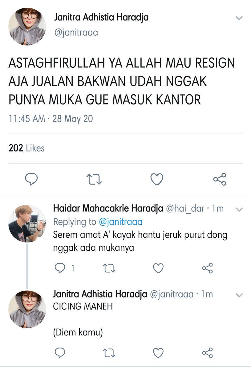 oboksunga_ssak's tweet photo. JAEYONG LOKAL AU

Altheaㅡsi supervisor yang lagi dikejar deadline sibuk ngomel-ngomel, bikin Janitra si subordinate salah kasih flashdisk proyeknya karena buru-buru.

Harusnya nggak ada masalah.. kalo aja flashdisk yang Janitra kasih isinya bukan ratusan puisi cinta buat Althea. https://t.co/UgP9TtcvBG