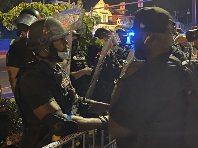 Pengunjuk rasa terlihat berbicara langsung dengan polisi di tempat kejadian demonstrasi di Memphis.