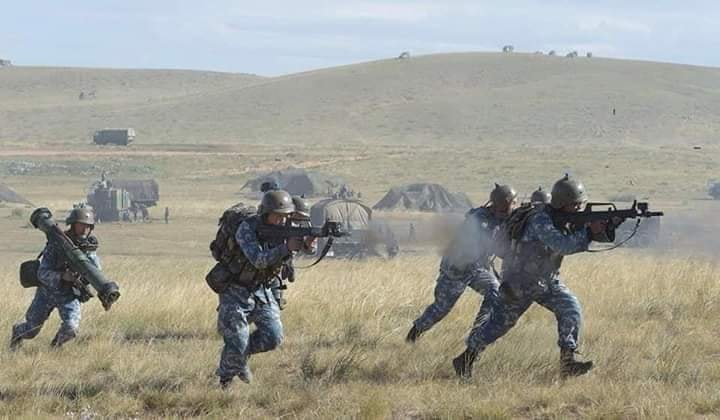 JAVEDCHOWDHURY6's tweet image. چینی افواج کشمیر لداخ بھارت میں 17کلومیٹر اندر داخل ہو چکی.....  
32 بھارتی فوجی ہلاک 15 گرفتار بھارتی فوجی 20 کلومیٹر پیچھے چلے گئے۔  چینی فوج کی زیرِزمین بنکرز بنانے کی اطلاعات۔
انڈیا امریکہ اسرائیل کی تمام تر پلاننگ زیر زمین دفن کر دی گئی ہے۔