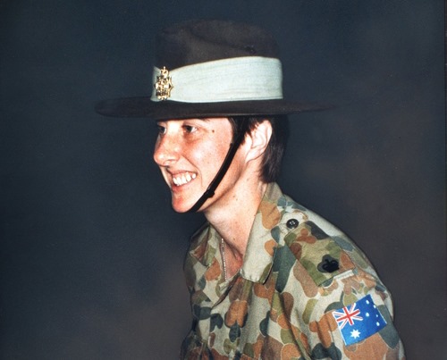 Today we also bow our heads in memory of Australian Army medical officer MAJ Susan Felsche, who lost her life in a plane crash in the Western Sahara on 21 June 1993. She was the first Australian woman to die on overseas duty since WW2. Rest in peace, Susan #LestWeForget