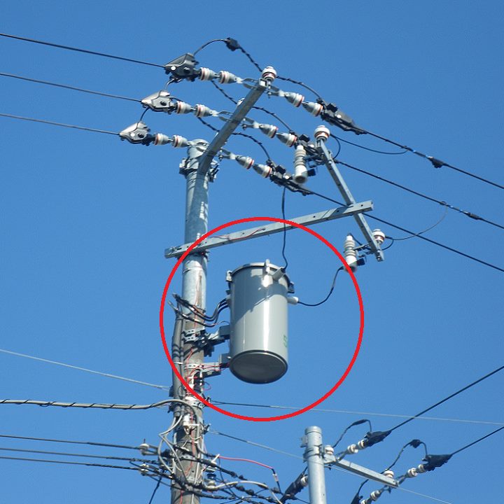 北海道電力ネットワーク株式会社 در توییتر 電柱の上にバケツ 発電所で作られた電気がご家庭に届くまで 電線とこの大きなバケツような物体を通ります この物体は 柱上 ちゅうじょう トランス 電圧を変える設備です 中にある2種類のコイルで 高い電圧を