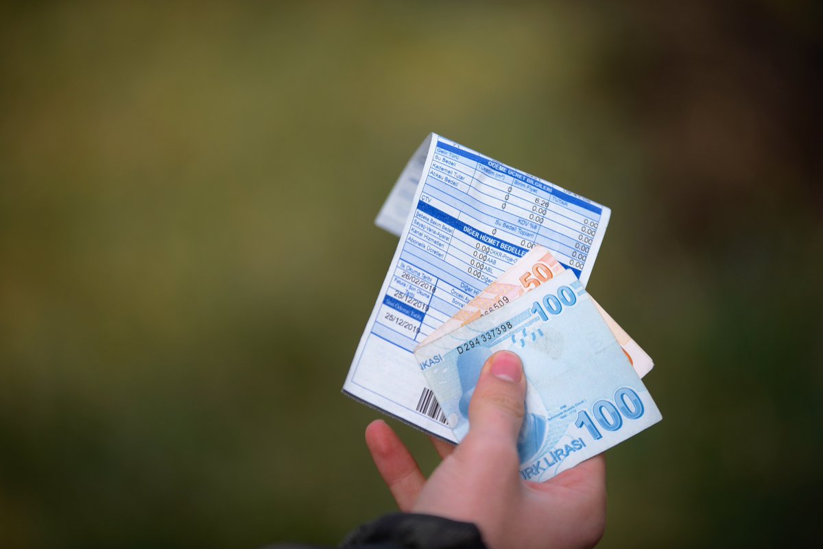 Asgari ücretli maaşı daha ele geçmeden 412 lira SGK, 206 lira da vergi ödüyor. Faturaların içinde yaklaşık 100 lira, geri kalan tüketimi içindeyse yaklaşık 300 lira daha vergi ödeyen asgari ücretli her ay 1000 liradan fazla parayı devlete veriyor
bit.ly/3d82gQg