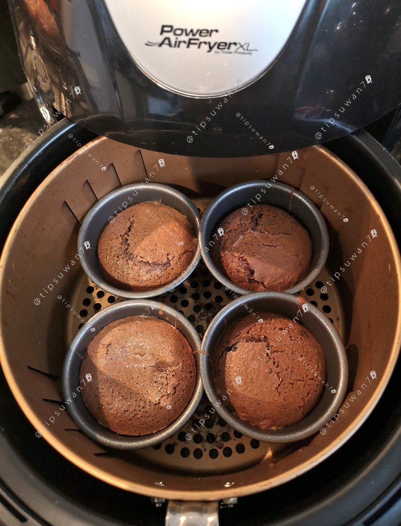 Tipsuwan7's tweet photo. Chocolate Lava Cake 🍮🍫☕
สำหรับหม้ออบลมร้อนนะคะ 
สูตรสำหรับ 4ท่าน ง่ายและไม่ต้องใช้เครื่องตีค่ะ (see thread) https://t.co/vHWONzBY2e