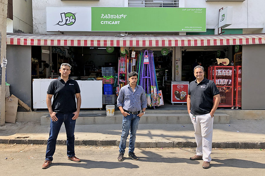 ForbesIndia's tweet photo. Several startups and larger players are racing to help kirana stores digitise their operations to continue operations amid the #lockdown and take on ecommerce. Will the market see consolidation going forward? https://t.co/c0XN7Av8lQ | By @VarshaMeghani_ 

#COVID19 @ashishjhina https://t.co/FwIGvH2tTt