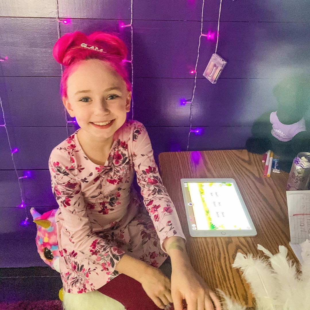 manicpanicnyc's tweet photo. Another #ManicMini to #dye for! ๐ ๐ ๐ @dlatulippe and the family seem to be adjusting to the homeschooling life fabulously! ๐ช๐#ManicPanic
.
.
#pinkhair #neonpinkhair #neonhair #vividhair #vividhaircolor #creativehair https://t.co/Dnq7oHgrGR