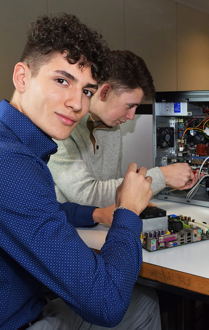 ColegioTajamar's tweet photo. Sistemas Microinformáticos y Redes (SMR)
Podrás trabajar en:
- Servicios en red.
- Instalar y/o reparar equipos.
- Técnico de soporte informático y redes de datos.
- Reparador de periféricos de sistemas microinformáticos.
- Operador de tele-asistencia y de sistemas. https://t.co/U07SWikaux