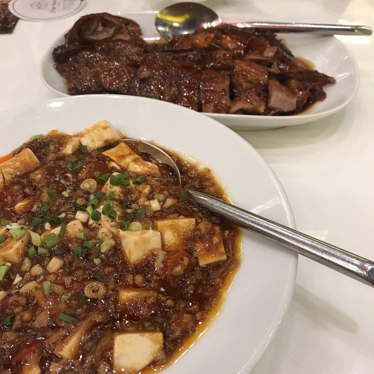eatwithkhutha's tweet photo. ช่วงนี้ร้านFourseason ลดราคาเมนูอาหารทุกเมนูเลย เมนูตัวดังอย่างเป็ดย่างก็ลด50% มีทั้งเมนูลด50%และเมนูในเล่มทุกเมนูลด20% จะซื้อกลับบ้านหรือทานที่ร้านก็ลดนะ ที่น่ารักคือม่านกั้นของที่ร้านทำเป็นรูปวิวเมืองจีน😂 ให้อารมเหมือนนั่งทานท่ามกลางวิว55555 @aroii #อร่อยบอกต่อ #อร่อยไปแดก https://t.co/65MCXmatrx