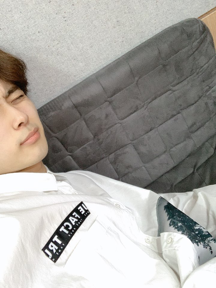 CUBE_YOOSEONHO's tweet photo. [#유선호] 난 분명히 윙크한거였는데..🧐 https://t.co/4LHgdf0zfB
