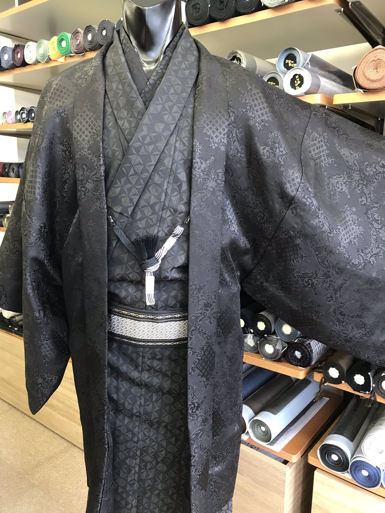 東京銀座 男の着物たけもと 男着物とメンズ浴衣の専門店 Dolce Gabbanaの羽織 オーダーをいただいていた 黒柄長襦袢 黒柄着物 黒柄羽織というコーディネートが仕立て上がりお客様に納めさせていただきました 羽織は ドルチェアンドガッバーナ の生地で 東京銀座 男の着物たけもと 男着物とメンズ浴衣の専門店 Dolce Gabbanaの羽織 オーダーをいただいていた 黒柄長襦袢 黒柄着物 黒柄羽織というコーディネートが仕立て上がりお客様に納めさせていただきました 羽織は ドルチェアンドガッバーナ の生地で