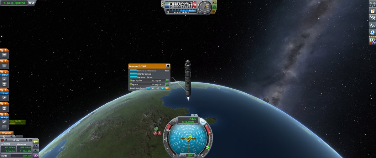 C'est parti donc, on fait décoller la première fusée à la verticale, et on stage proprement les étages dès qu'ils sont vides, comme d'hab. On screenshot à intervalle régulier pendant la consommation du carburant du dernier étage, avec l'indicateur Ap et Pe en bas à gauche :
