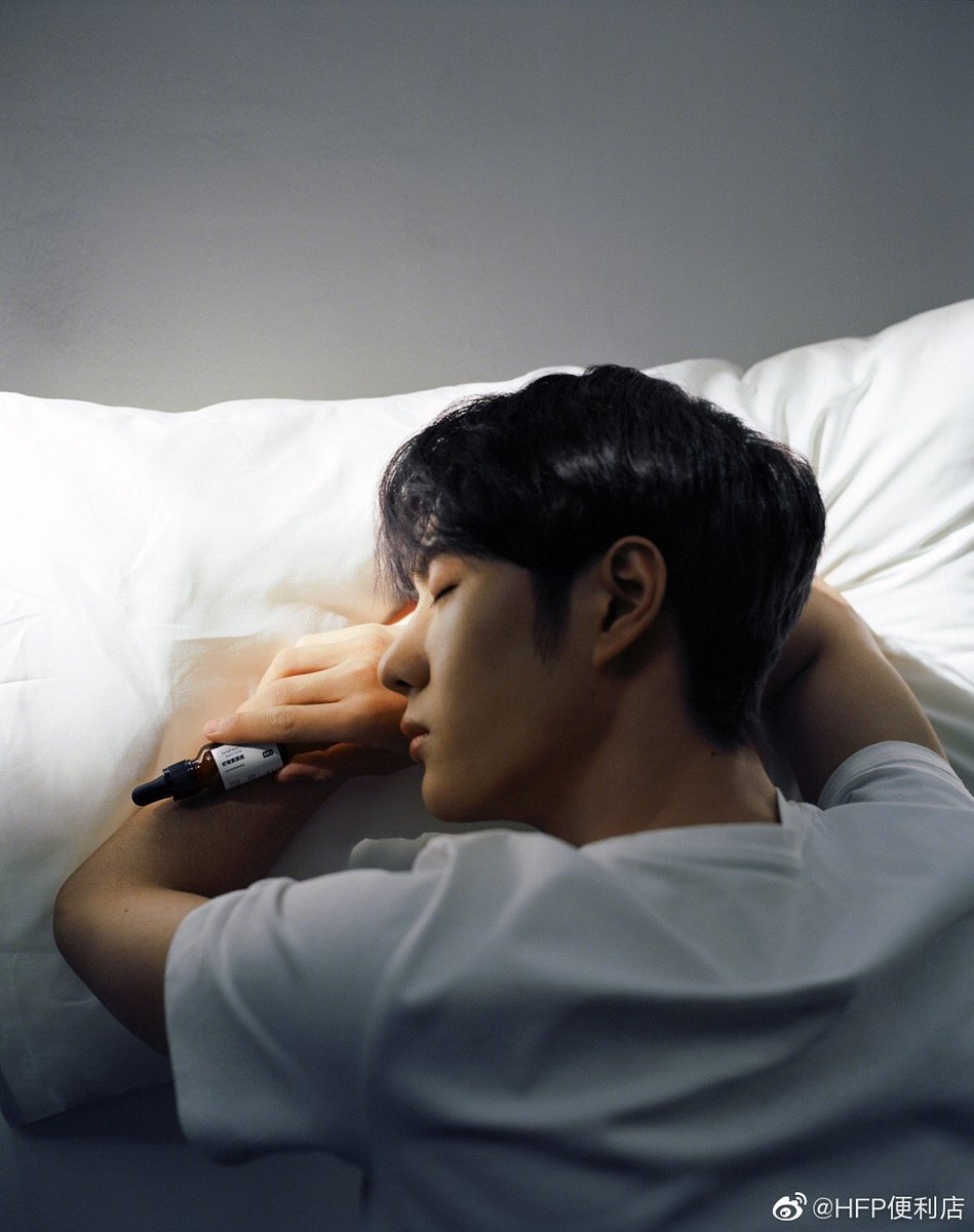 HFP: gege even hold me to sleep ! (disappointed emoticon)Colgate: I will just watch (you guys) # wyb Colgate spokesperson#