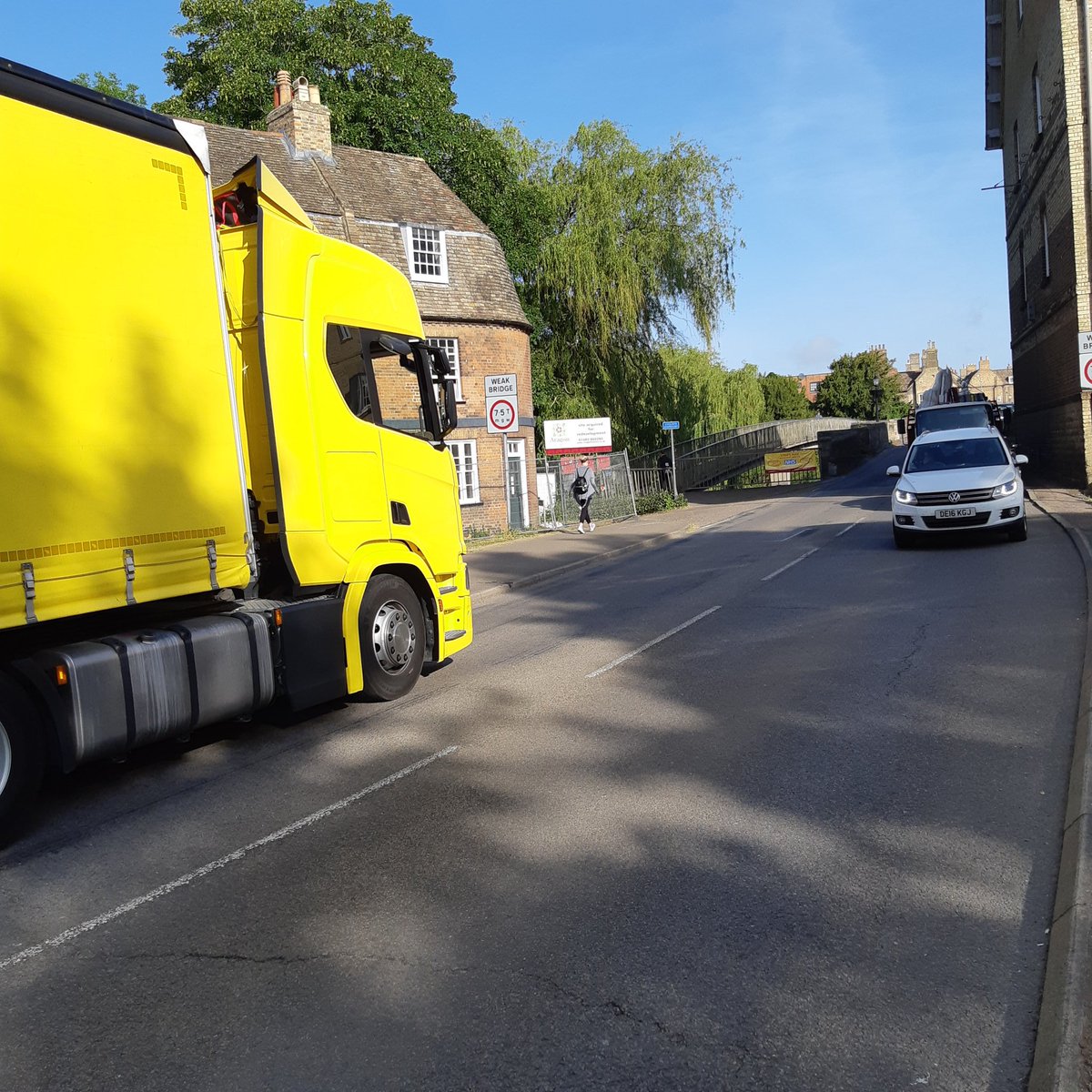 roadpoliceBCH's tweet photo. Godmanchester - 7.5tonne weight restriction on the bridge, this lorry has been turned around to take the correct route! #readTheRoadSigns #LorryWontFit 2023/1830 https://t.co/JcUoPqdomk