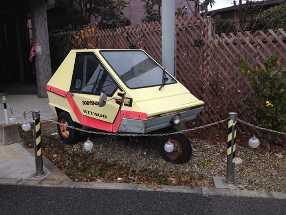 Benjamin50cc's tweet image. 私が小さな車を好きになったきっかけが小学三年の頃に出会ったこのタイガービート　
その時は千葉トヨペットにあったトヨタ2000gtを見に行ったはずが、2000gtそっちのけでこの車に惹かれて今に至ります～
当時車種が分からなかったから毎日何時間もネットで情報を集めていたのが懐かしい、、、、