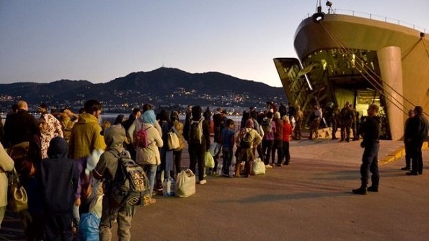 @Julianeil90Neil 750 IMMIGRÉS EN ROUTE POUR LA FRANCE SUR DEMANDE DE MACRON ...LA FRANCE CROULE DANS LA MISÈRE LE GAMIN EN RAJOUTE .IL Y AURAIT 3OO MINEURS POUR LES RÉGIONS 'ENCORE?'. S'ILS SONT MINEURS C'EST CHEZ LEUR PARENT LEUR PLACE?