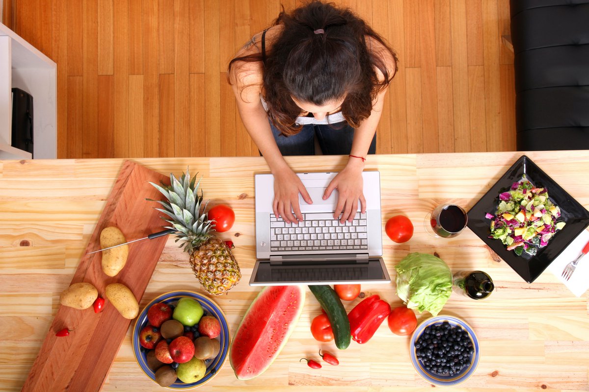 Could encouraging uni students to eat better improve their academic performance?

<a href="/MelHutchesson/">A/Prof Melinda Hutchesson</a> believes further research is needed to answer this BUT her systematic review: doi.org/10.3390/health…
&amp; cross-sectional study doi.org/10.1111/jhn.12… provide preliminary support.
