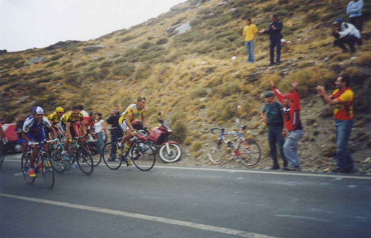 cosasdeciclismo's tweet photo. Mañana en https://t.co/2VnYqBmr4Q otra historia de etapas vistas a pie de carretera en la que contaremos la victoria de Guido Trentin en Sierra Nevada y el liderato de Mikel Zarrabeitia en @lavuelta 2002 https://t.co/64dTzlaraC