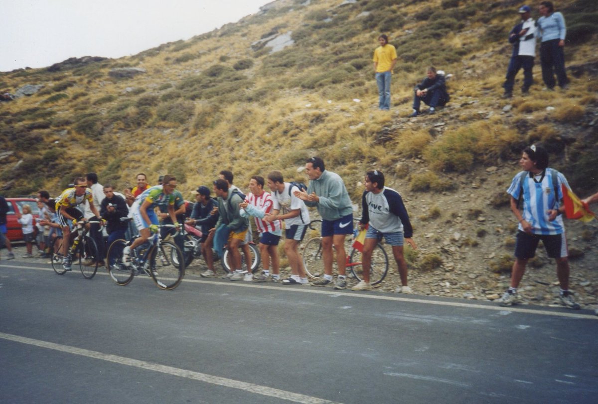 cosasdeciclismo's tweet photo. Mañana en https://t.co/2VnYqBmr4Q otra historia de etapas vistas a pie de carretera en la que contaremos la victoria de Guido Trentin en Sierra Nevada y el liderato de Mikel Zarrabeitia en @lavuelta 2002 https://t.co/64dTzlaraC