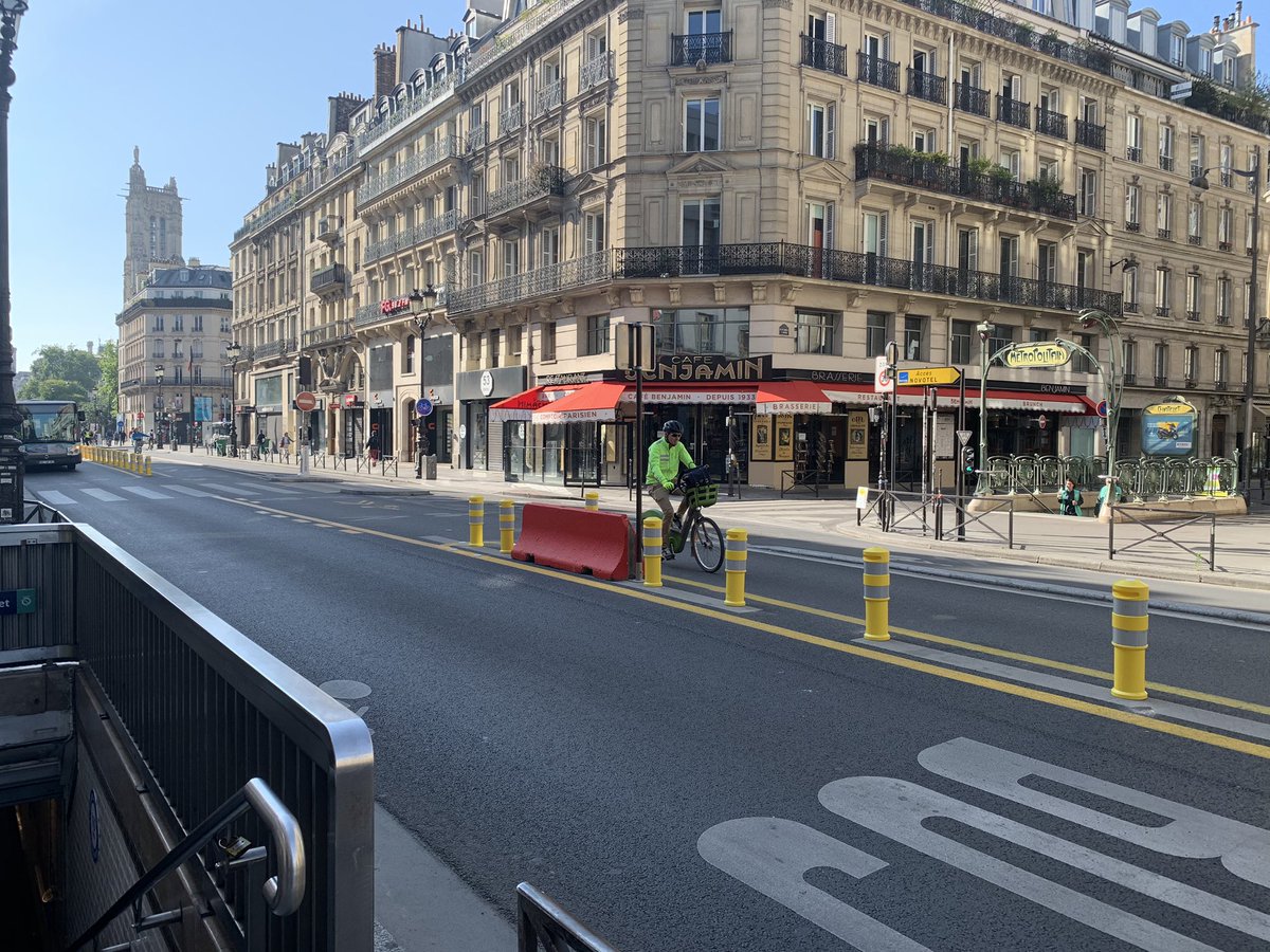 david_alphand's tweet photo. Grande réussite de @Anne_Hidalgo, la Rue de Rivoli fermée. Photo prise ce matin 9h. On voit ici les vagues de cyclistes déferler... Quoi, non ???
@Anne_Hidalgo doit arrêter les coups de com’ sans lendemain.
Le 28 juin, tournez la page et votez @datirachida ! https://t.co/4mK2TZYSCt