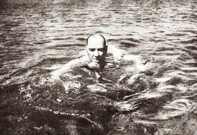 Dlnakc1903's tweet photo. At binebiliyor, dans edebiliyor, yüzme biliyor, kürek çekiyor, kitap yazıyor, yabancı dil biliyor, savaşlarda cepheden cepheye ülkesini müdafaa ediyor. Cesaret, zeka, kültür, vizyon, çağdaş, bilim aşığı, asalet ne ararsan var. 
Dünya lideri olmak böyle bir şey... https://t.co/KY9A9XDqZk