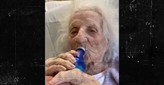 weightloss3728's tweet photo. @nytimes 103-Yr-Old Red Sox Fan Celebrates Beating COVID W/ Beer Chug, Amazing Video! https://t.co/KNXRz8UFVf https://t.co/0tY4eYUqcQ