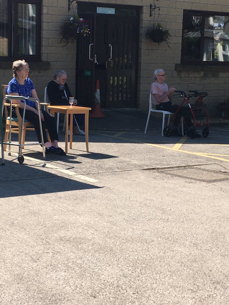 GroveBurnley's tweet photo. A few more photos from our garden party bbq 🍗 https://t.co/TdPk2ErIk1