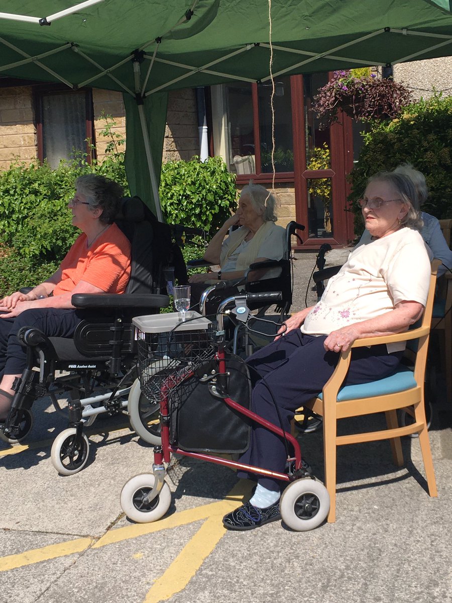 GroveBurnley's tweet photo. A few more photos from our garden party bbq 🍗 https://t.co/TdPk2ErIk1