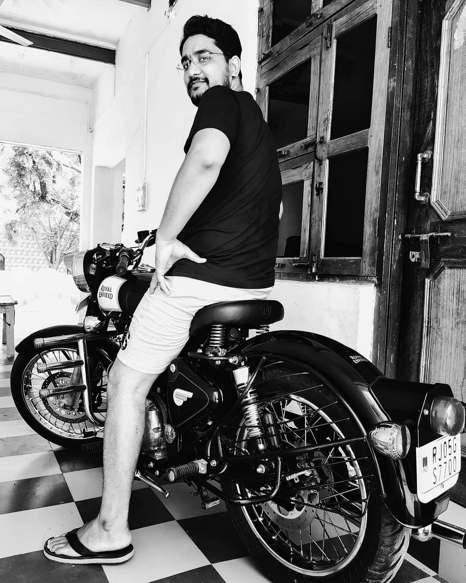 TheSpiritLens_'s tweet photo. Without rear seat , how's it ?
#royalinfield #bikes #drivesafe https://t.co/X6TmH6JlIN