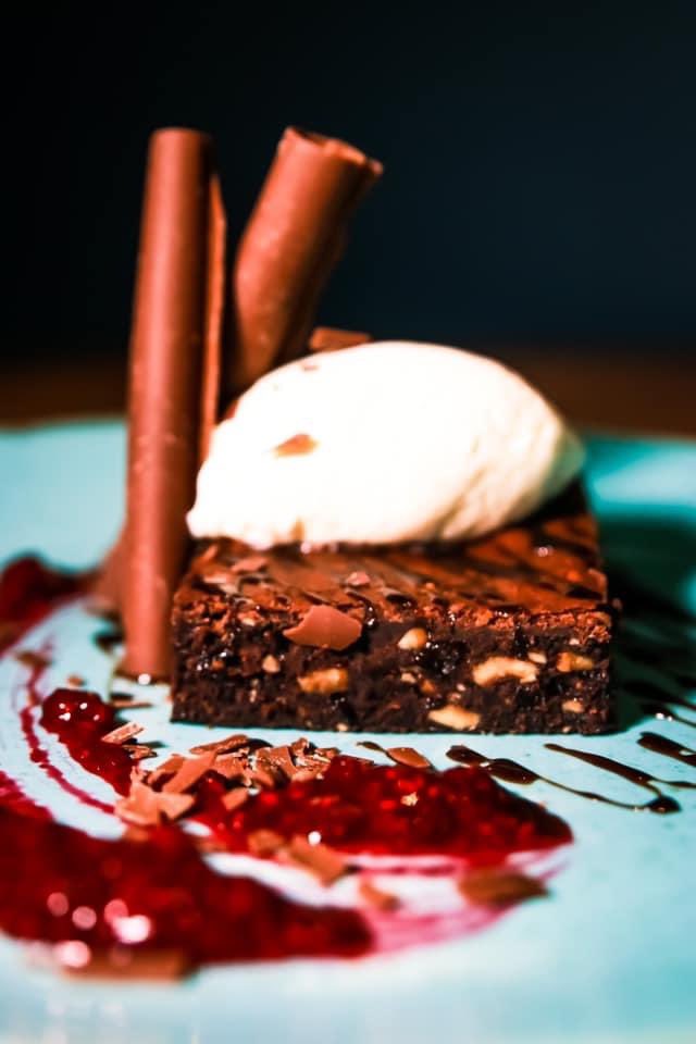 TRADEHOUSE @ HOME service resumes today and You definitely DESSERT a treat on this beautiful sunny Thursday☀️

Remember you can order by 
📲click &amp; collect using the below link, 
📞call &amp; collect  
🚶walk in and collect 

tradehousecentral.com

 021 4666001 💛