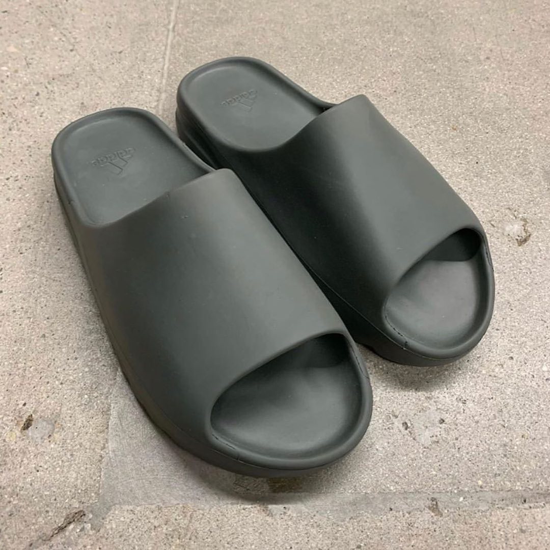 #adidas’ #YEEZY slides are set to make a return in “Soot” and “Core” colorways. Expect both pairs to release in Fall 2020 in full family sizing with adult sizes priced at $55 USD. 
Photo: yeezymafia (IG)