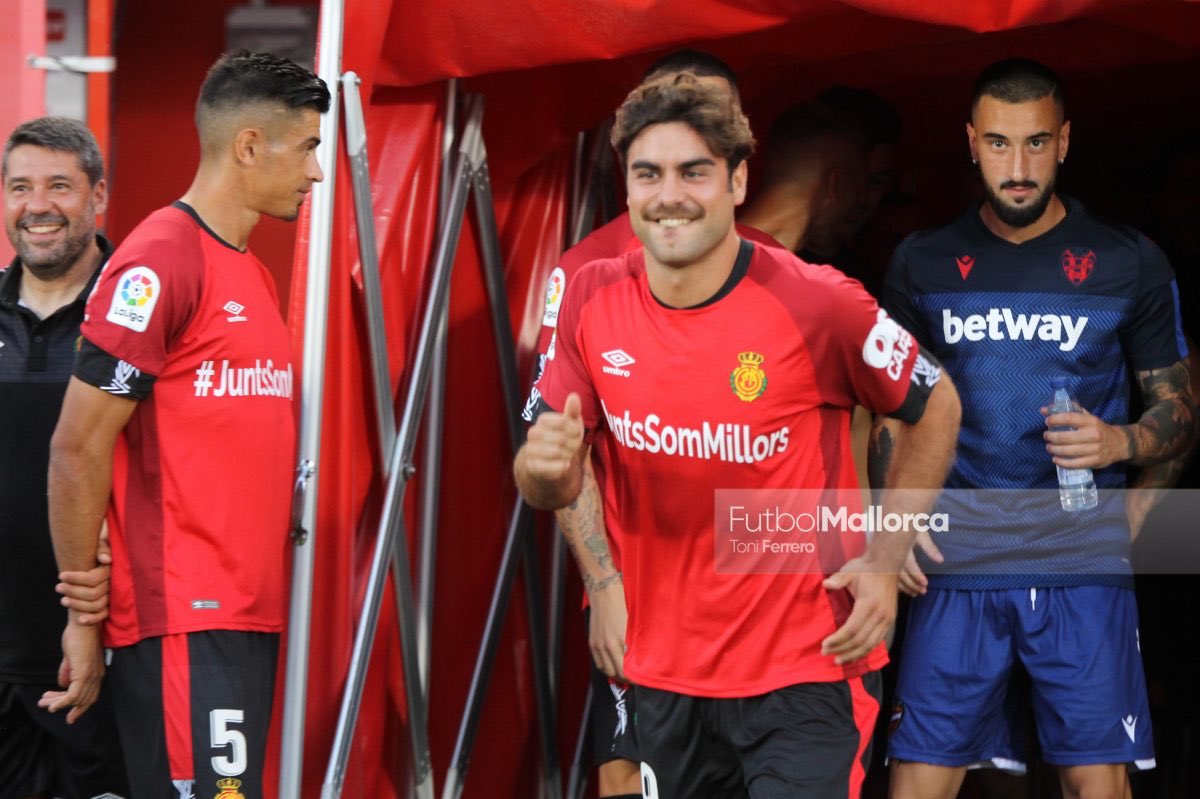 FutbolMallorca's tweet photo. 💥 Abdón Prats, en declaraciones al @RCD_Mallorca: “Me estoy preparando para ser una pieza importante, siento que se acerca mi momento”.

🗣 “La primera semana de los entrenamientos fue muy rara, pero poco a poco estamos recuperando las buenas sensaciones”. https://t.co/kSVvUxzU71