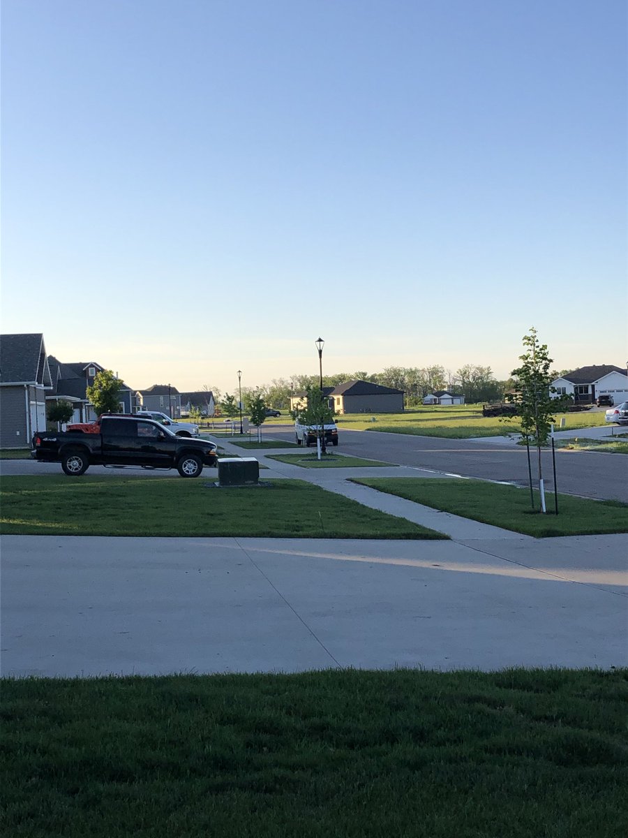 LindsayIRL's tweet photo. Love early morning runs these days 💚still chilly, sun’s up, &amp; it’s so quiet &amp; peaceful. Grateful for safe, strong running! 

#thursdaythoughts #running #motherrunner #gratitude #wellness #wellirl https://t.co/E6lnMp3vWR