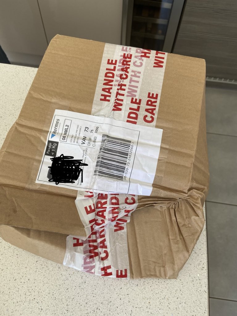 si_webby's tweet photo. @Hermesparcels not impressed with how you look after parcels in your care... could the request be any clearer? https://t.co/8arU4LQNvJ