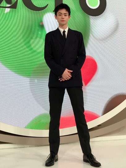 ちょっと下から菅田将暉さんの全体を写すと足の長さと顔の小ささが