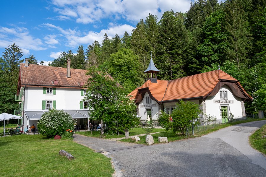 Ferien in der #Schweiz: mit dem #Bike zum #CreuxduVan und zu Fuss in die #GorgedAreuse mit Übernachtung im #HoteldelaTruite in der Belle Epoque - #InLoveWithSwitzerland #ValdeTravers #NeuenburgerJura