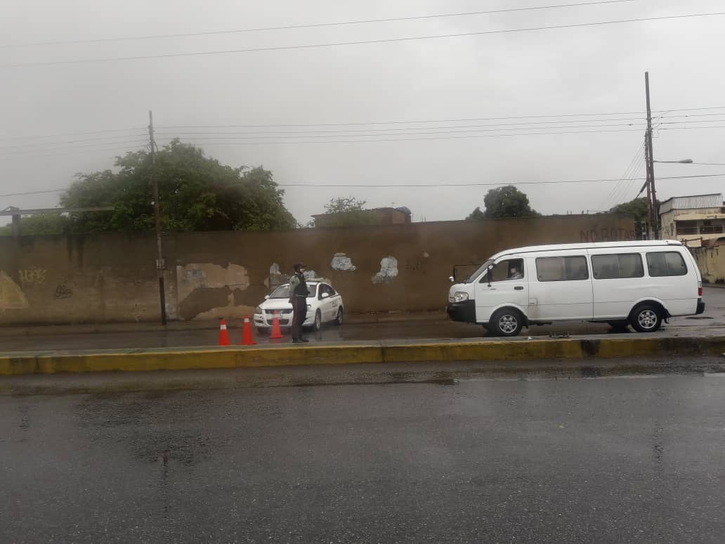 99Punto5's tweet photo. #ComandoVial🚁| #28May (9:30 a.m) Funcionarios de la @PoliciaFLA aplican dispositivo preventivo de cierre y restricción vial en la Av. Generalísimo Francisco de Miranda como parte de las medidas de seguridad para la contención del #COVIDー19 #VenezuelaDefiendeSuOro https://t.co/ZhCmCFdz8R