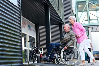 Patiënten &amp; cliënten van #verpleeghuizen zijn blij met de nieuwe vrijere #bezoekregeling maar er zijn nog wel vragen over de gang van zaken. Dat geldt ook voor #mantelzorgers. Daarom deze brief aan de Kamer:  patientenfederatie.nl/nieuws/patient… <a href="/alzheimernl/">Alzheimer Nederland</a>  <a href="/kbo_pcob/">KBO-PCOB</a> <a href="/Iederin/">Ieder(in)</a> <a href="/MantelzorgNL/">MantelzorgNL</a>