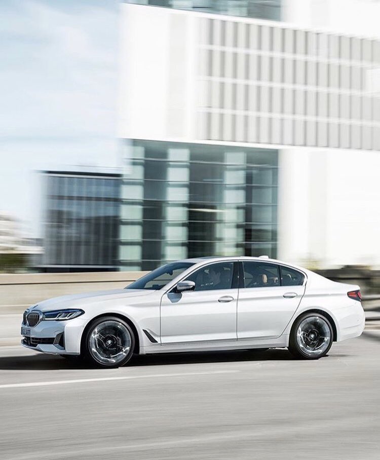 stickshifter_in's tweet photo. 🚨 #BMW unveiled the 2021 5 Series which will feature updated tech and a chiseled exterior which looks subtle yet sporty. Highlights of the update includes all new L - Shaped LED DRLs, revamped bumpers, taller and wider kidney grilles. 
#BMW5series #stickshifter #5Series https://t.co/vpCsXRAEY0