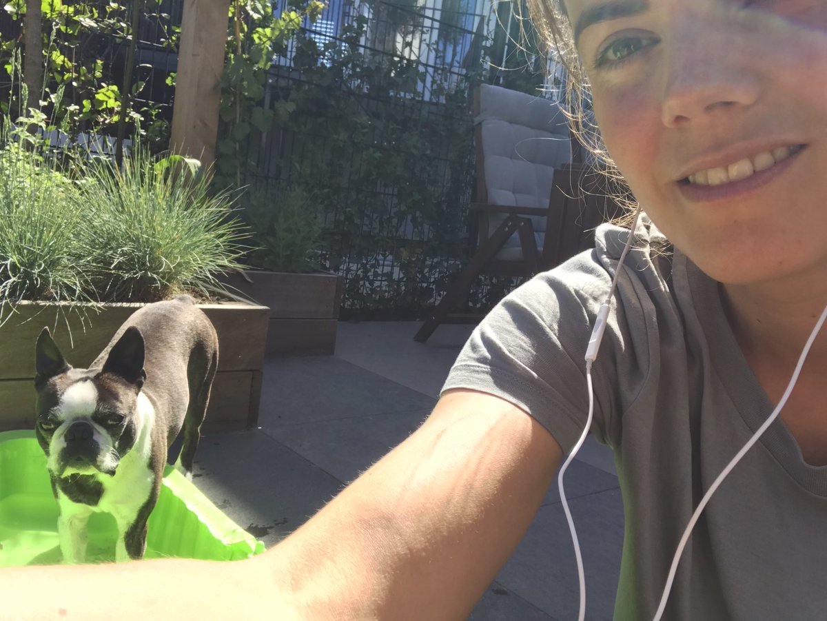 #RvNfestival vanuit de tuin. Onderwerp wat nu besproken wordt: The future is female. ‘Vrouwen zijn zo nodig bij complexe vraagstukken.’ aldus @kristieLamers #whoruntheworld